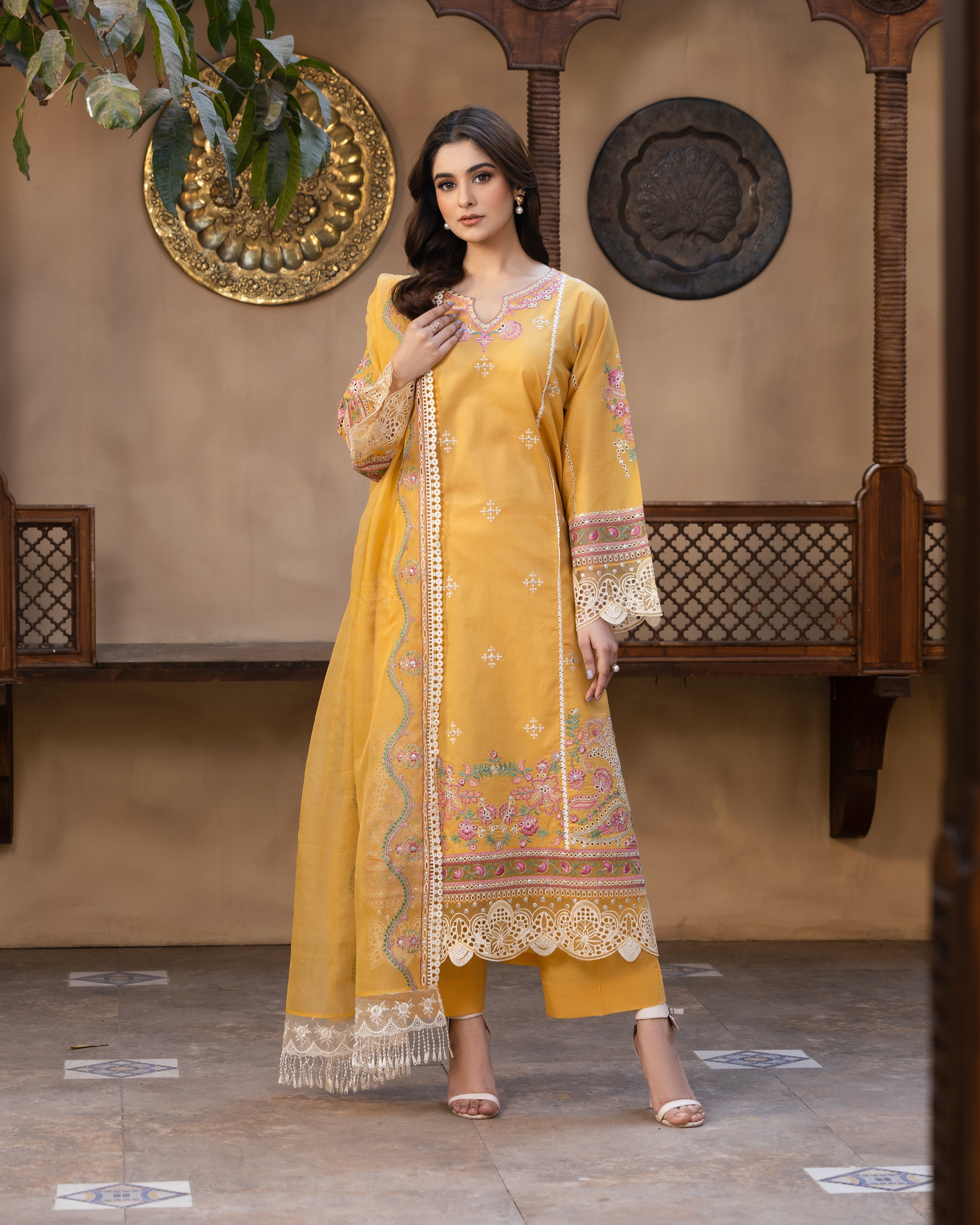 Zari Bahar – A Radiant Expression of Grace