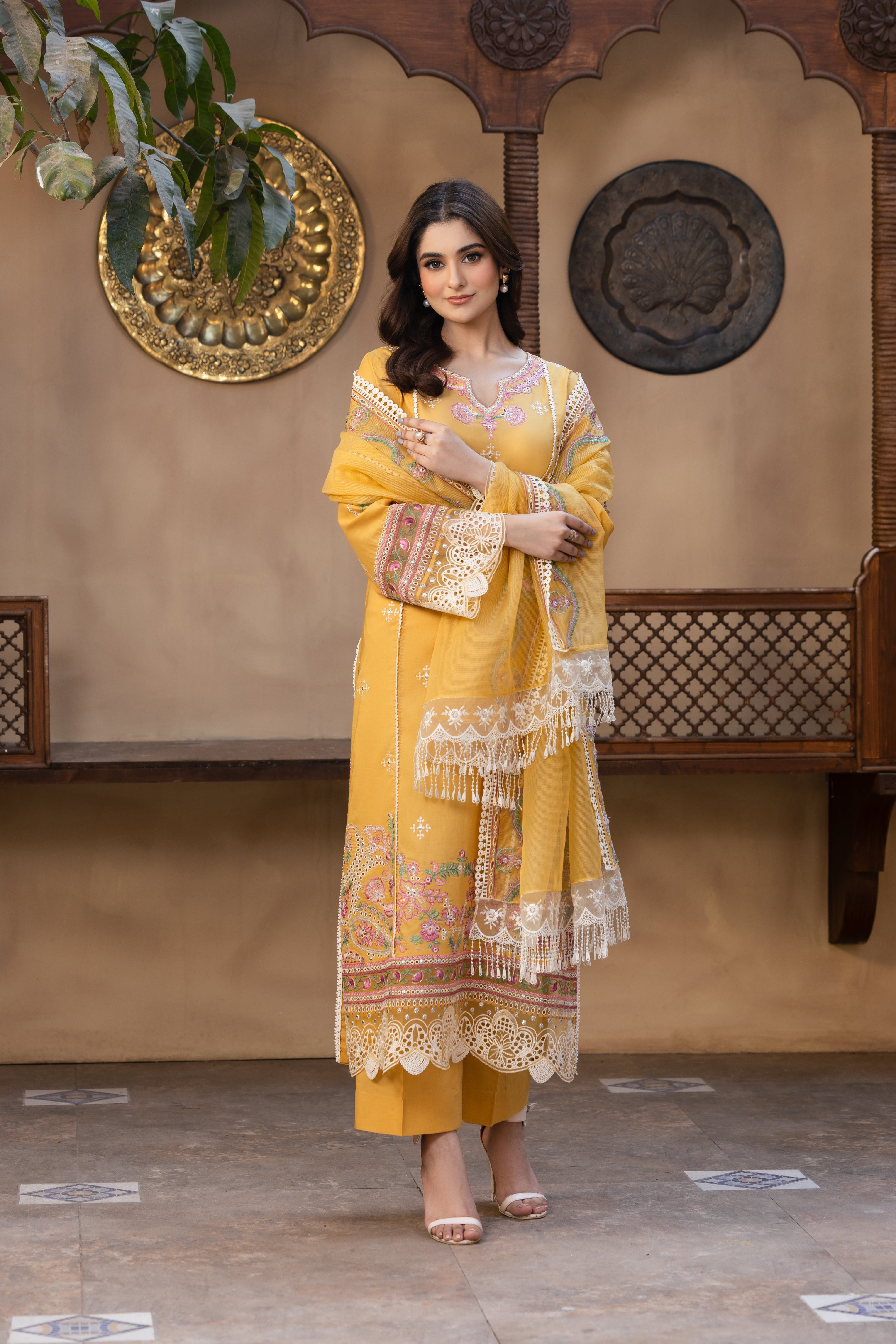 Zari Bahar – A Radiant Expression of Grace