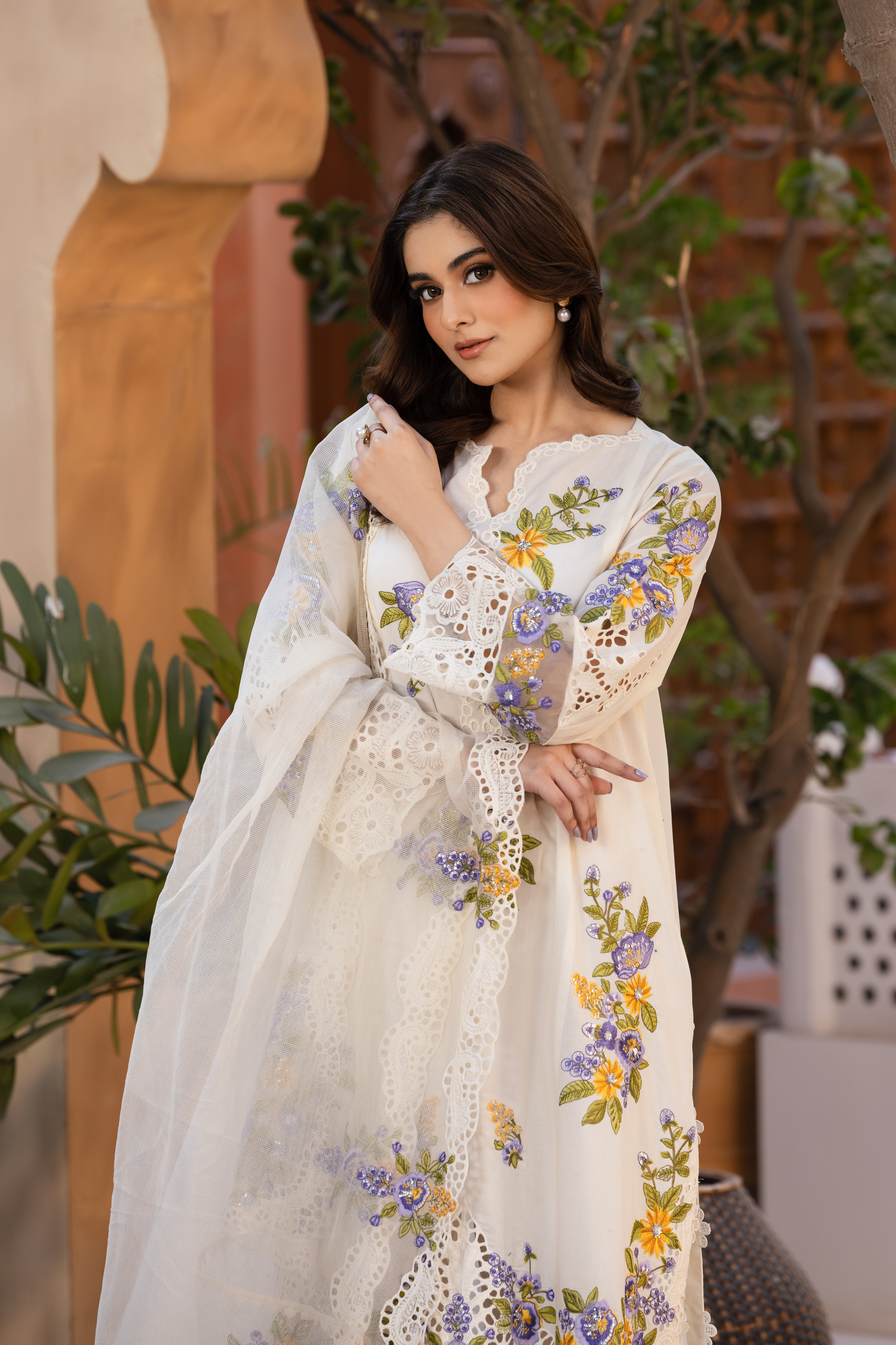 Ivory Bloom – Timeless Grace in Every Thread